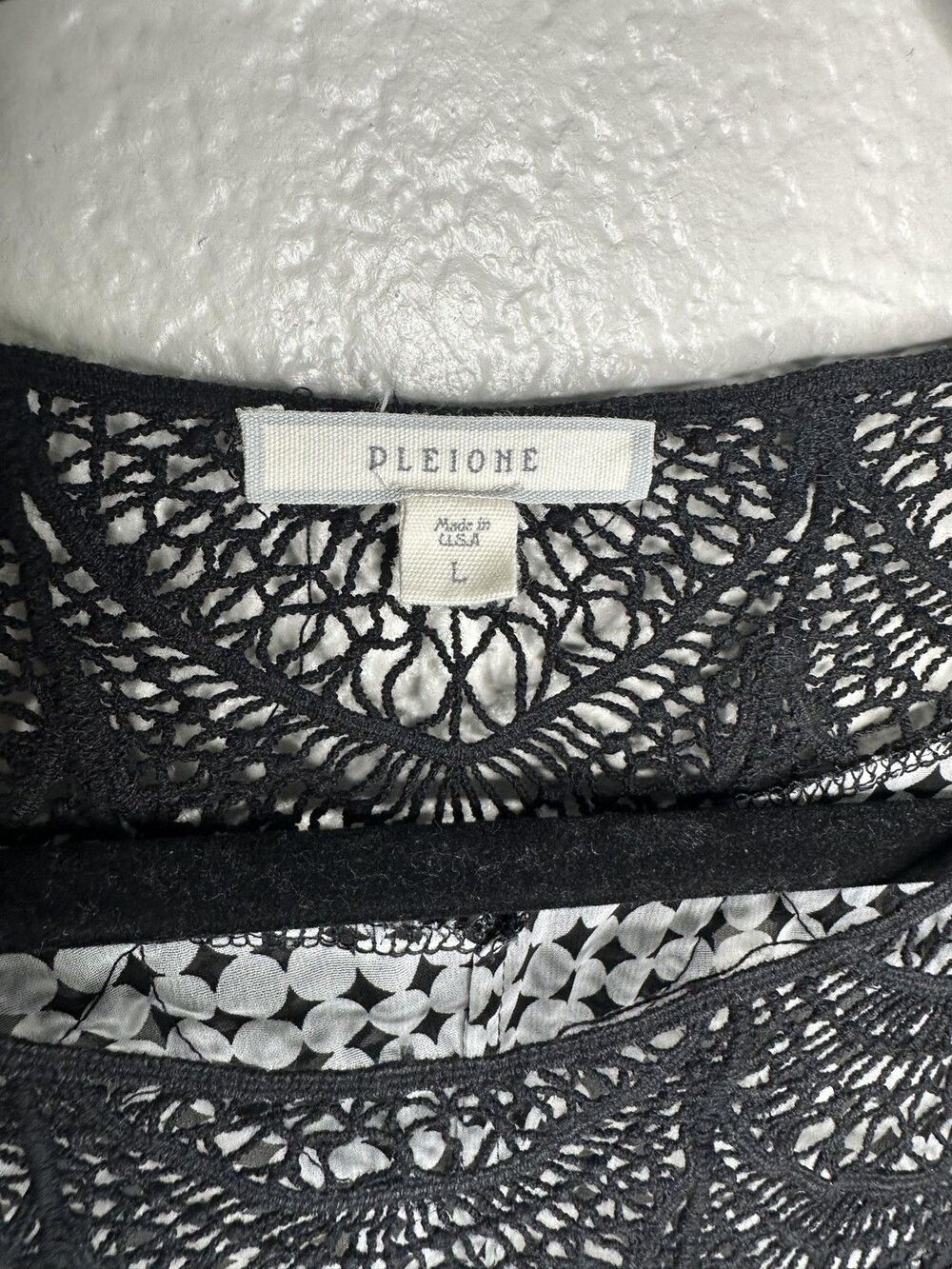 Pleione Blouse Womens Large Lace Yoke Sleeveless Geometric Scalloped Black White - Picture 3 of 6
